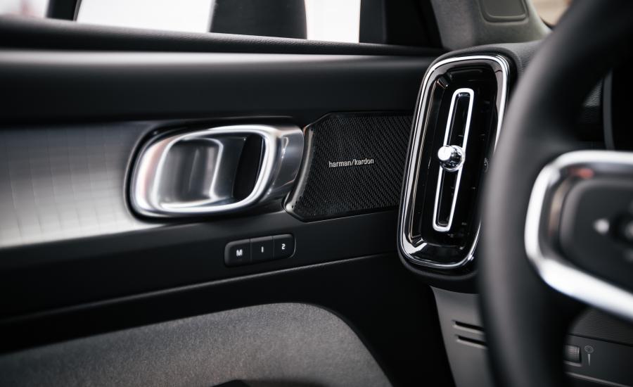 Детали интерьера Volvo XC40 T4 Momentum 2018 года  (NA) (фото 15 из 36)